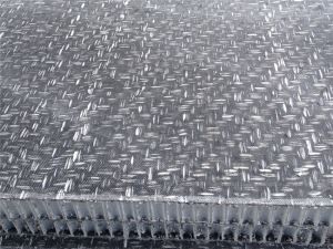 Termoplastiska šūnveida sastatņu panelis