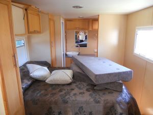 Stiklšķiedras karavāna gultas panelis